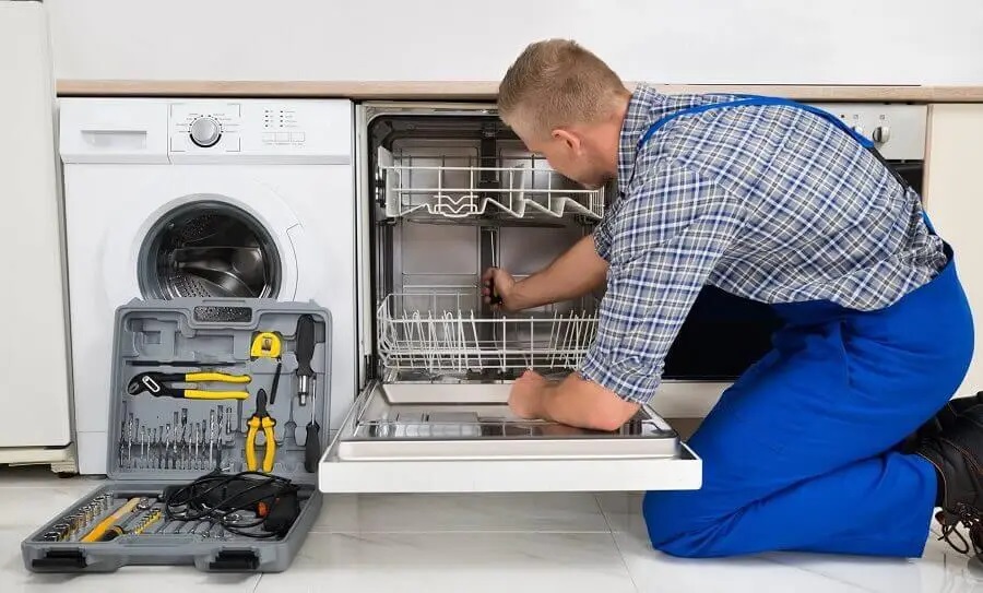 Şereflikoçhisar Warmhaus servisi teknisyen ekibi beyaz eşya tamiri yaparken
